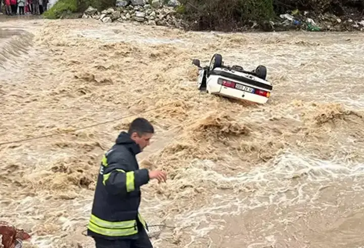 Muğla’da otomobil sel sularına kapıldı: Ölü ve yaralı var!