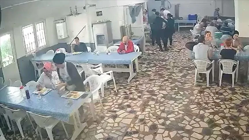 İstanbul'da deprem anında iş yerinin yemekhanesindeki panik anları kamerada