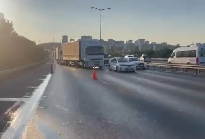 İstanbul - Başakşehir TEM Otoyolu'nda kamyonet devrildi; trafik yoğunluğu oluştu -1