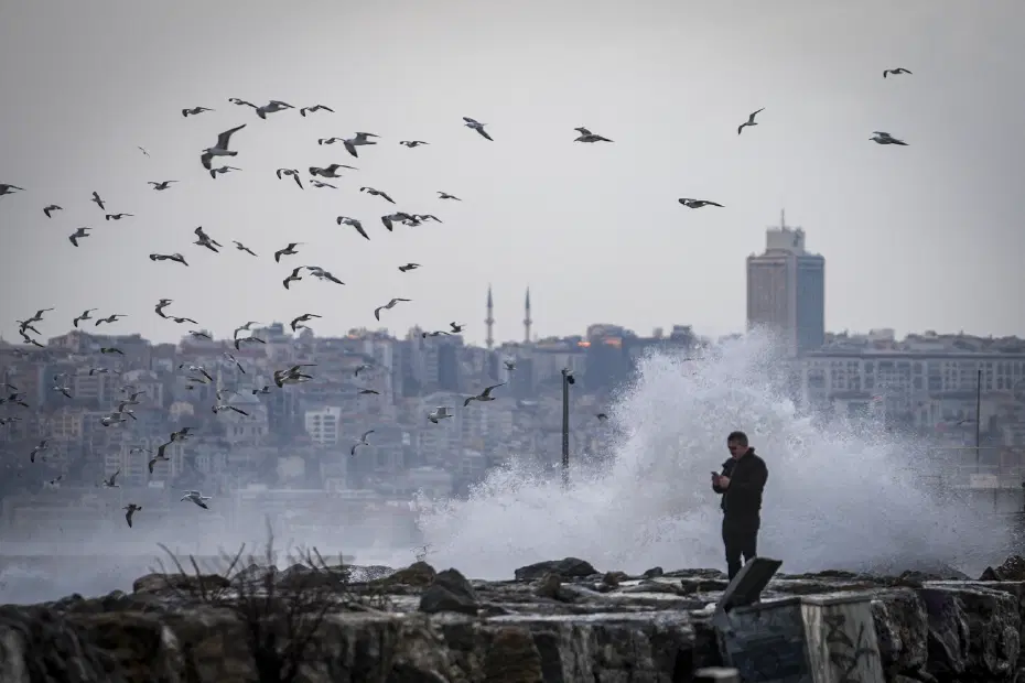 İstanbul'da fırtına ve yağış. Şehir Hatları'nın seferleri iptal