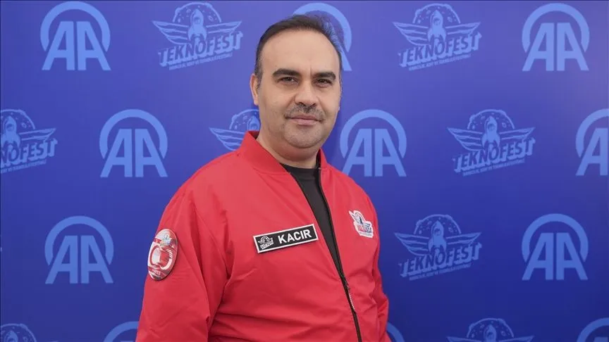 Bakan Kacır, TEKNOFEST KKTC'de AA standını ziyaret etti