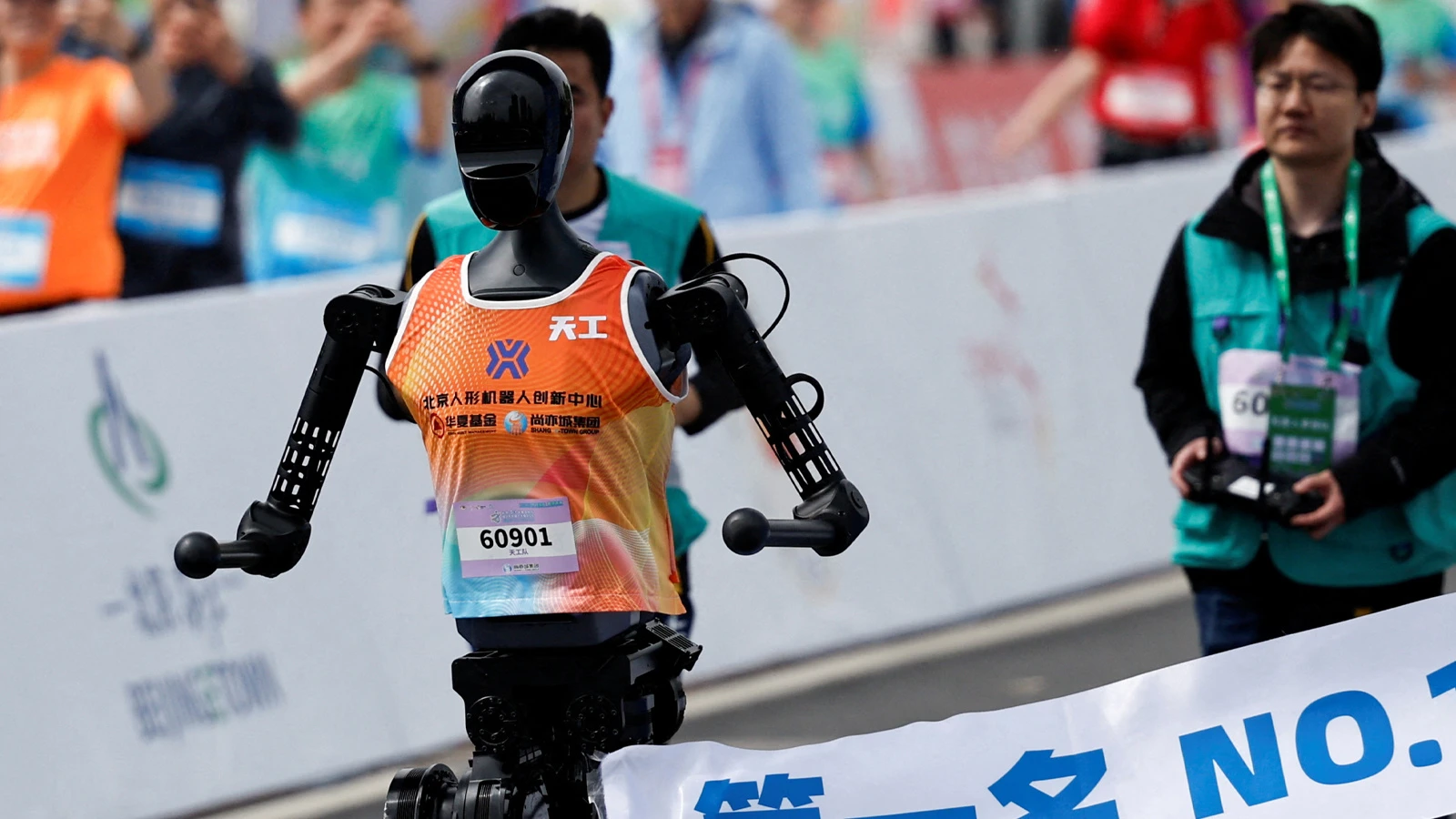 Çin'den gövde gösterisi: Robotlar insanlarla yarıştı