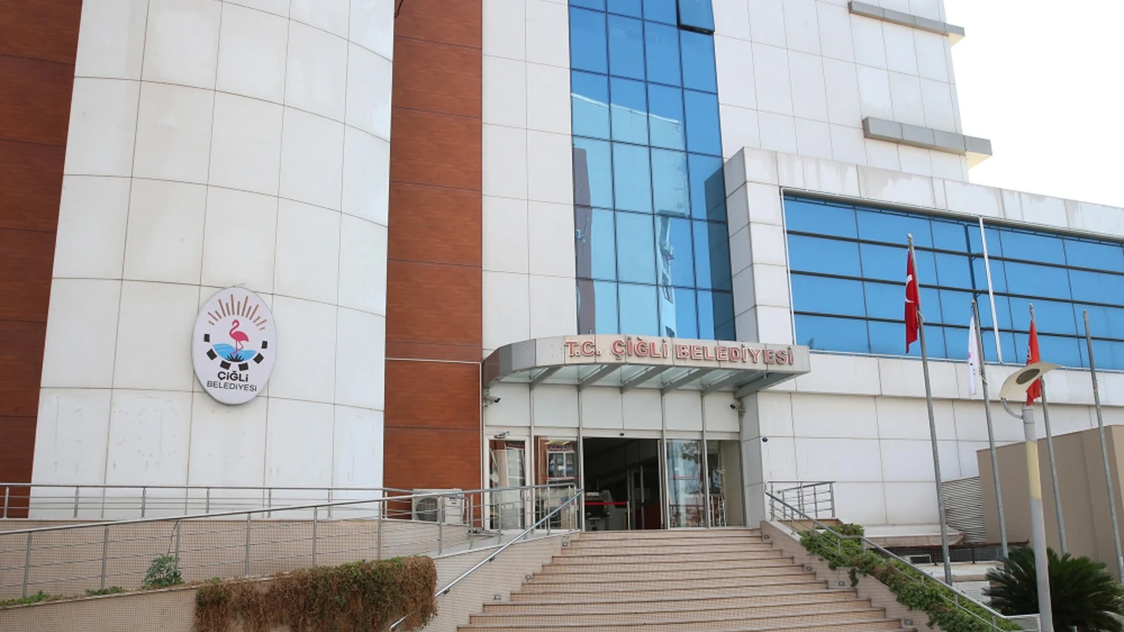 Çiğli Belediye Başkanı Onur Emrah Yıldız’ın makam aracına silahlı saldırı