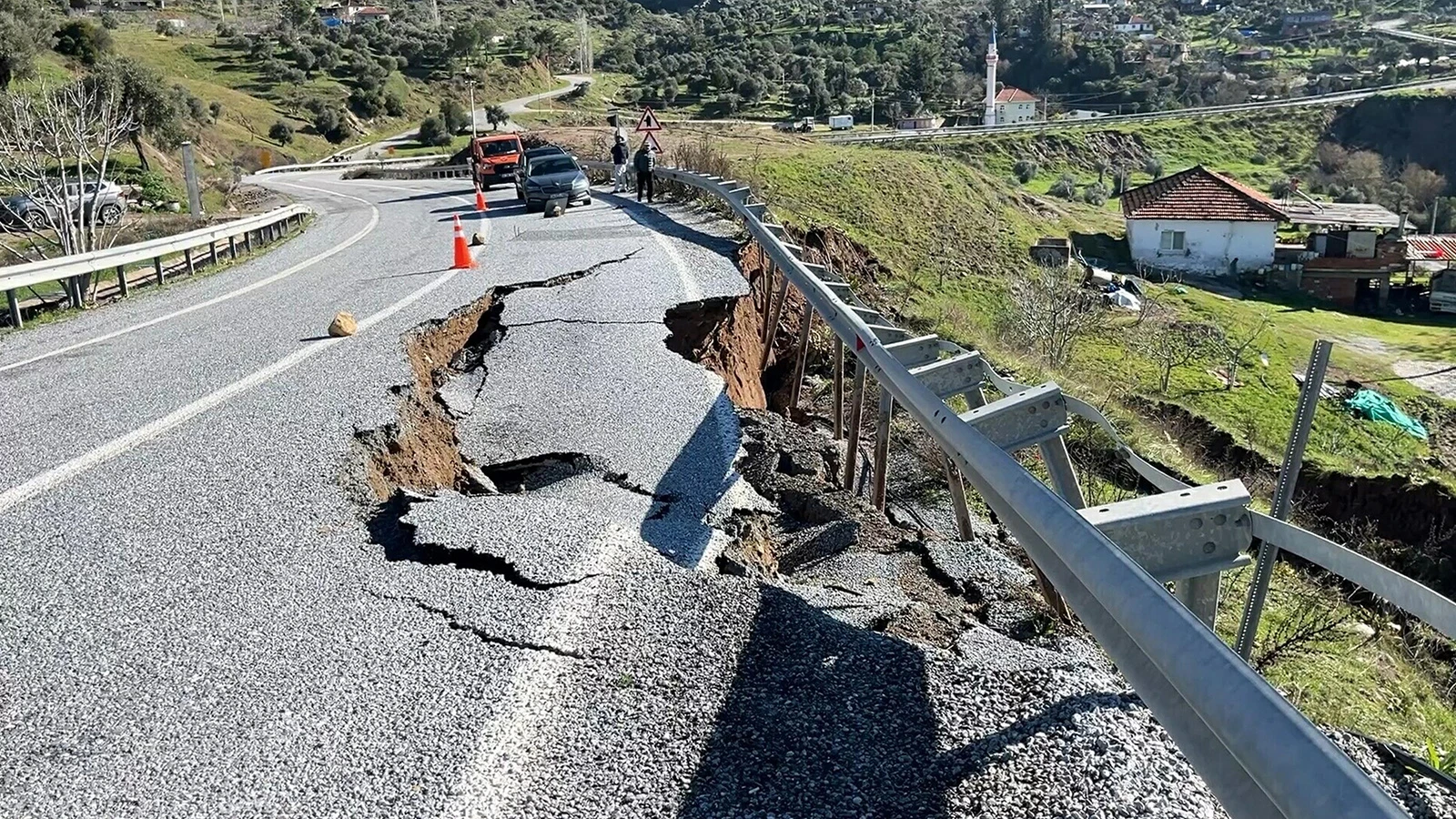 Aydın'da kara yolunda toprak kayması