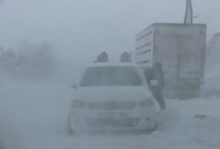 Karlıova’da tipi nedeniyle hayat durma noktasına geldi