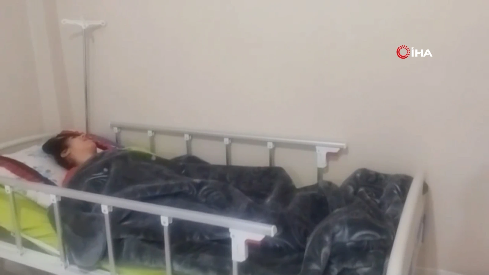 Yatalak hastaya polis memurundan ortopedik yatak desteği