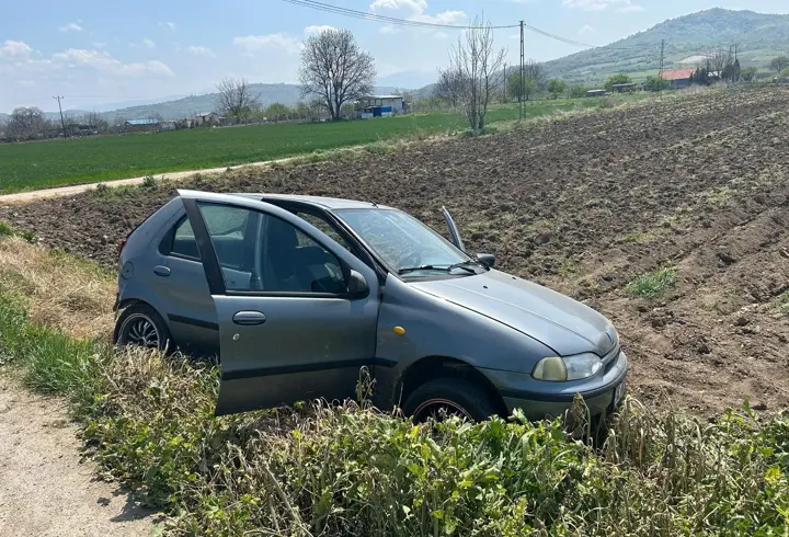 Çarpışan otomobillerden biri tarlaya yuvarlandı; 1 yaralı