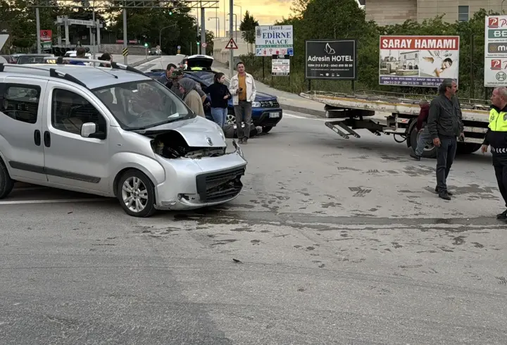 Edirne'de otomobille hafif ticari aracın çarpıştığı kazada 2 kişi yaralandı