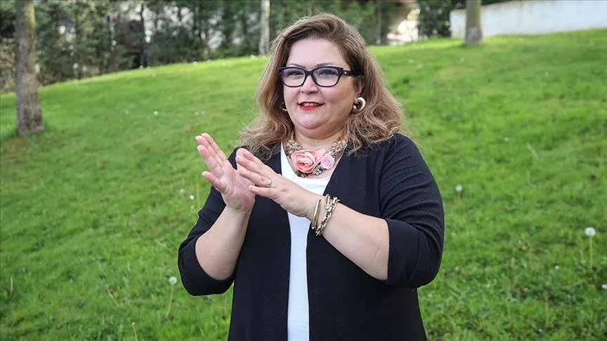 İşitme engelli ebeveynleri için öğrendiği işaret diliyle başkalarının hayatını da kolaylaştırıyor