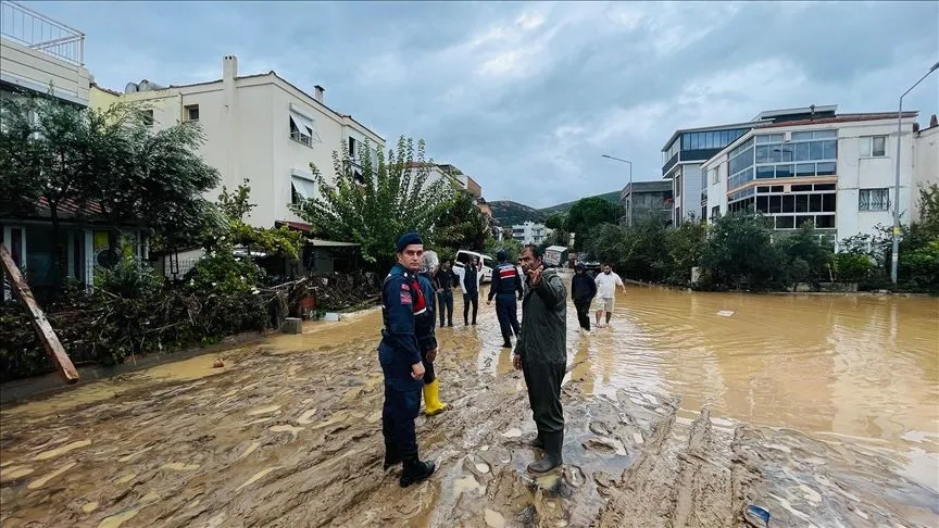 İzmir'in Foça ilçesinde sağanak hayatı olumsuz etkiledi