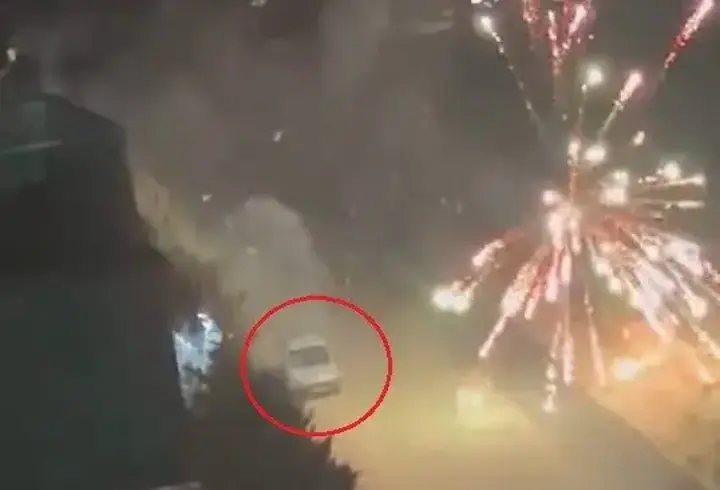 Araçtan atılan havai fişek yangına neden oldu; o anlar kamerada