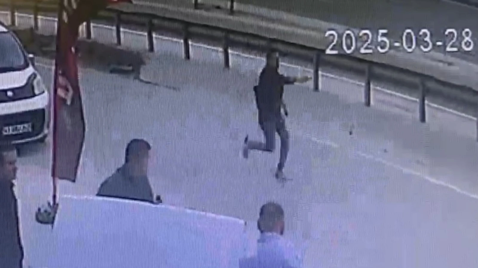 Alacak verecek meselesi nedeniyle husumetlisinin iş yerine ateş açtı