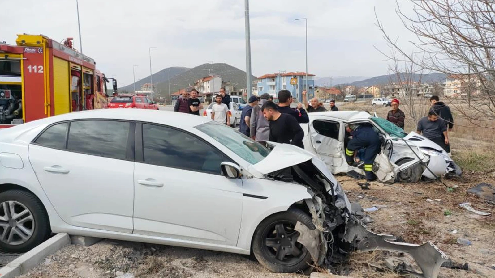 Isparta'da iki otomobil kafa kafaya çarpıştı: Ölüler ve yaralılar var