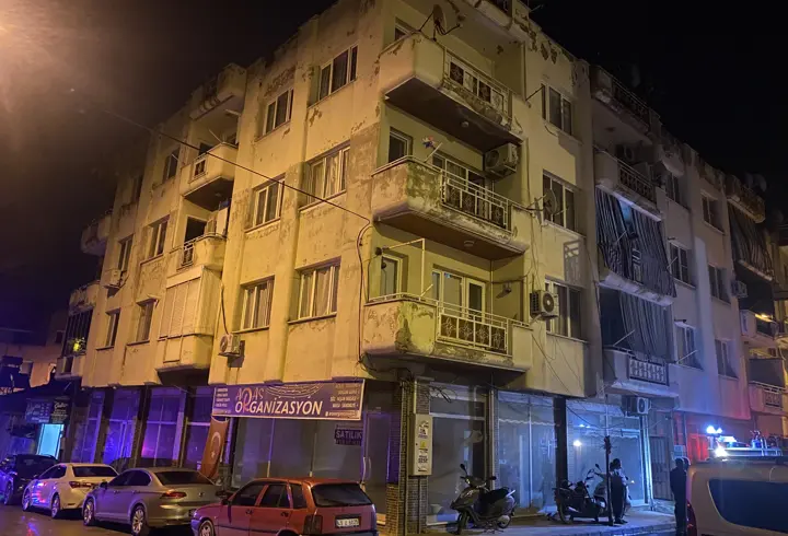 Manisa’da 4 katlı binada yangın