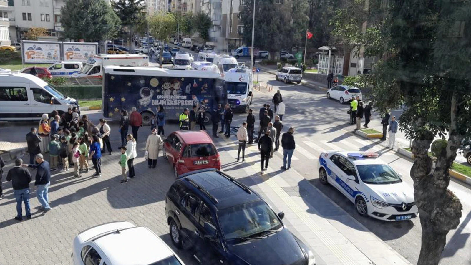 Belediye otobüsü kamyona çarptı: 22 öğrenci yaralandı