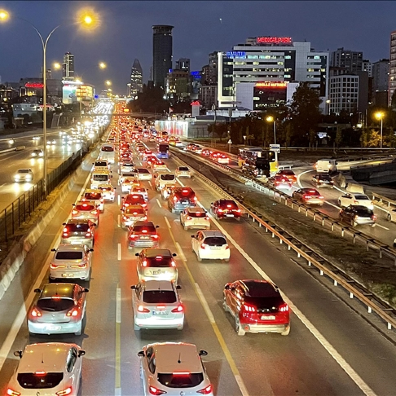 İstanbul'da trafik yoğunluğu yüzde 83'e yükseldi
