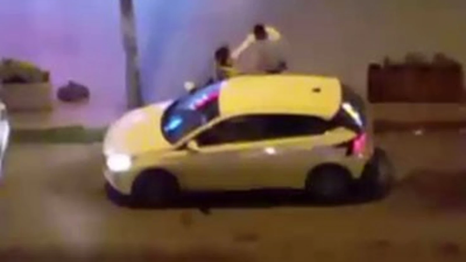 Esenyurt'ta sokak ortasında dehşet! Kadını darbederek zorla araca bindirdi