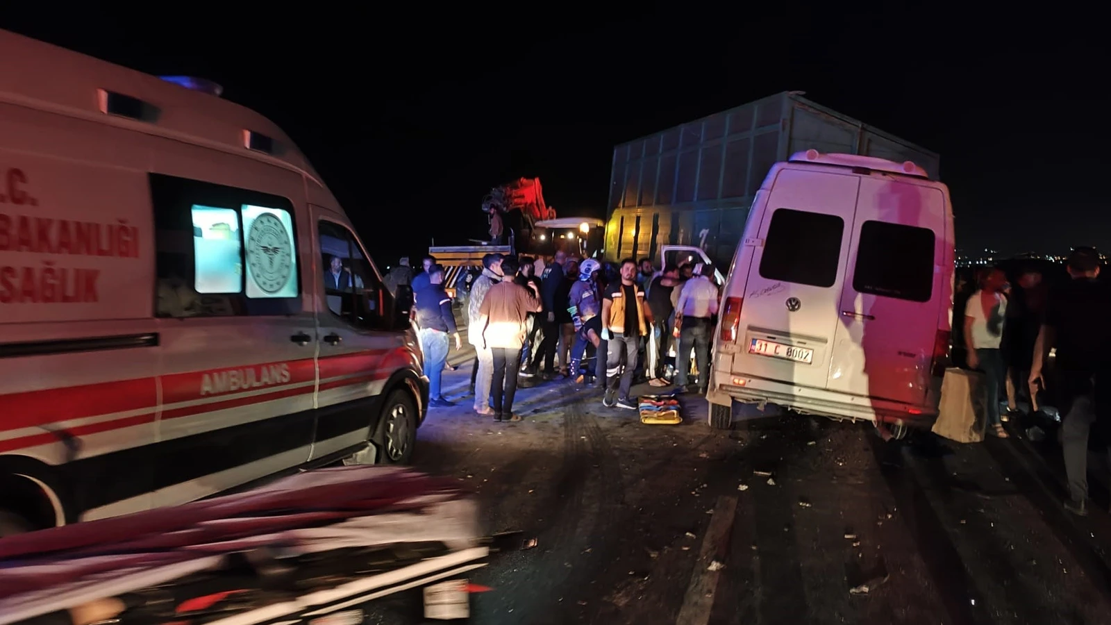 Yolcu minibüsü traktöre çarptı! Çok sayıda yaralı var