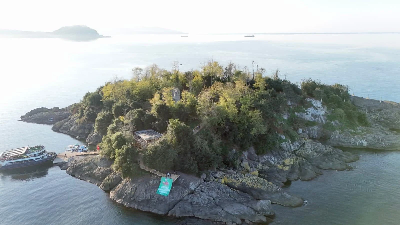 Giresun Adası'nda, Alperen Şengün'e onur posteri