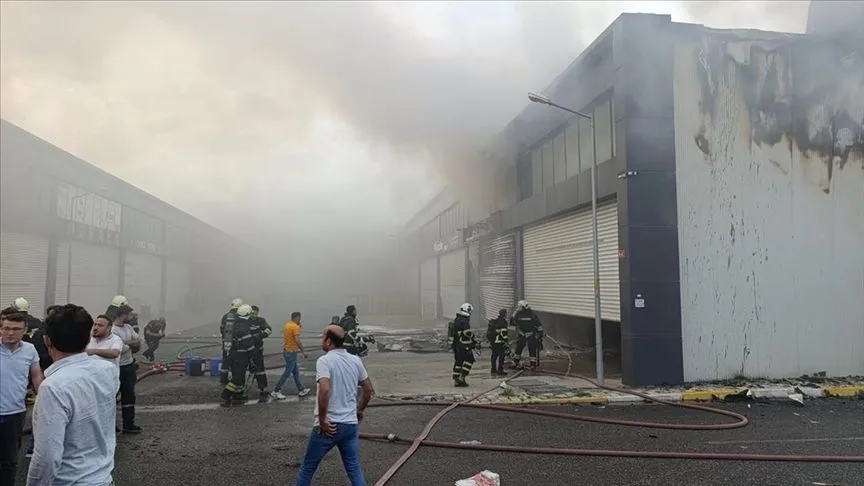 Diyarbakır'da bir depoda çıkan yangına müdahale ediliyor