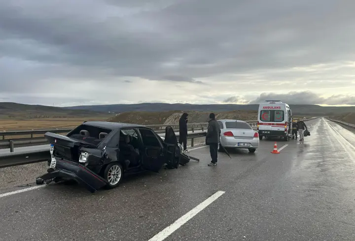 Sivas'ta iki otomobilin çarpıştığı kazada 5 kişi yaralandı