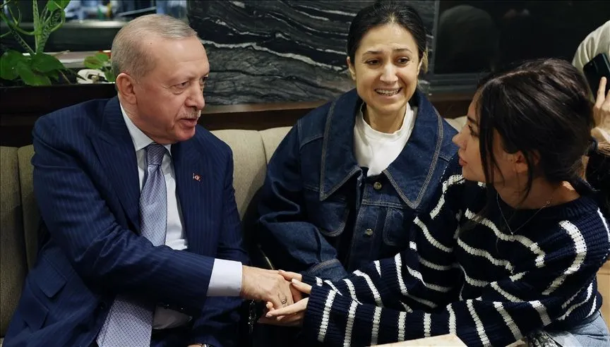 Cumhurbaşkanı Erdoğan kafede vatandaşlarla sohbet etti