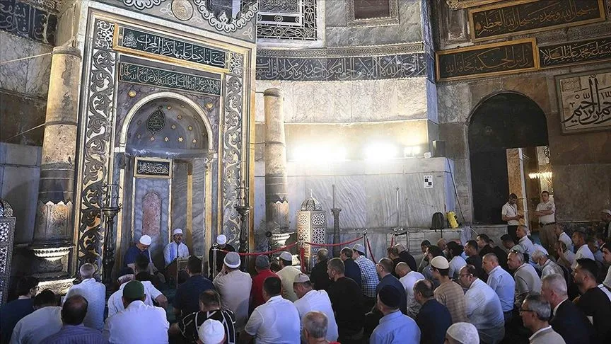 İstanbul'daki camilerde 15 Temmuz şehitleri için mevlit okutuldu