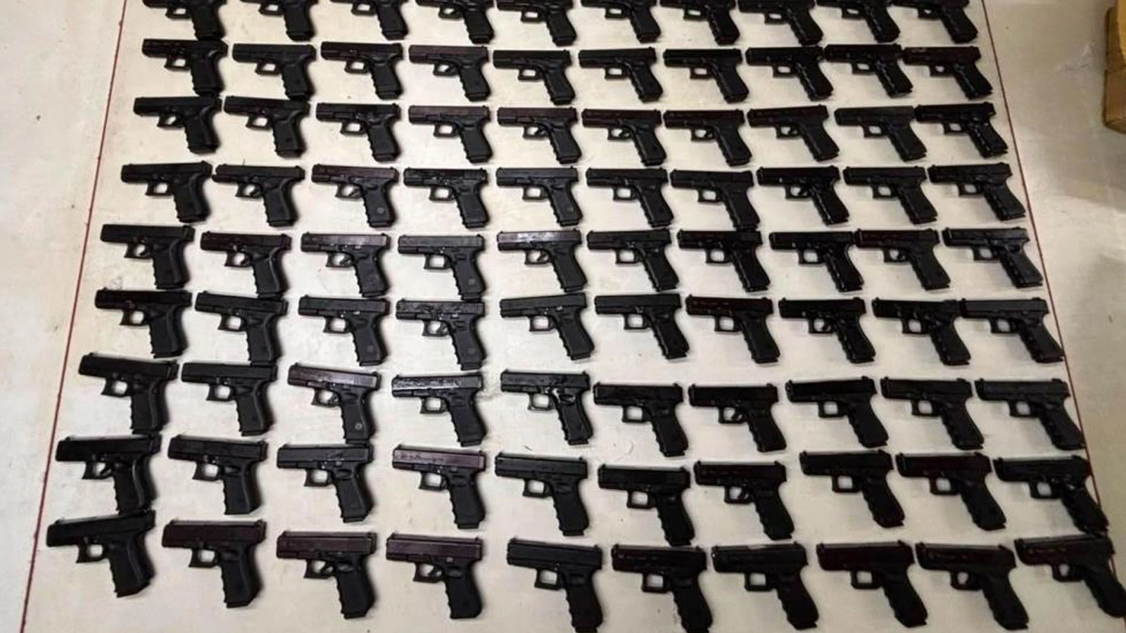 İstanbul'da iş yerine operasyon: 100 adet ruhsatsız tabanca ele geçirildi