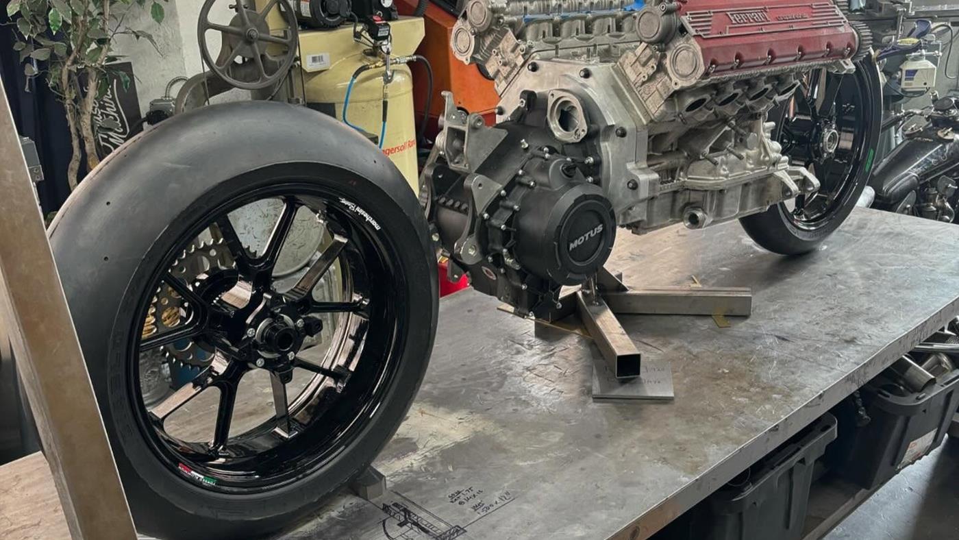 Ferrari V8 motoruyla donatılan el yapımı canavar motosiklet