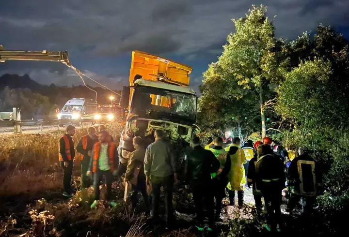 Konya'da kamyon devrildi: 2 ölü, 1 yaralı
