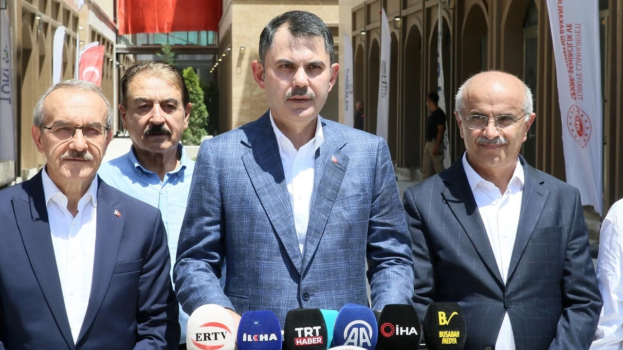 Bakan Kurum: 'Deprem bölgesinde saatte 23 konut yapılıyor'