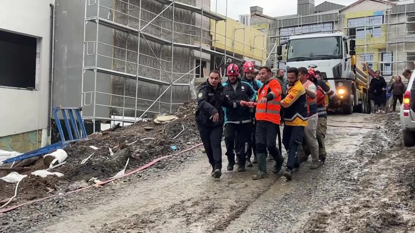 Beykoz'da Kuyuya Düşen İşçi Hayatını Kaybetti