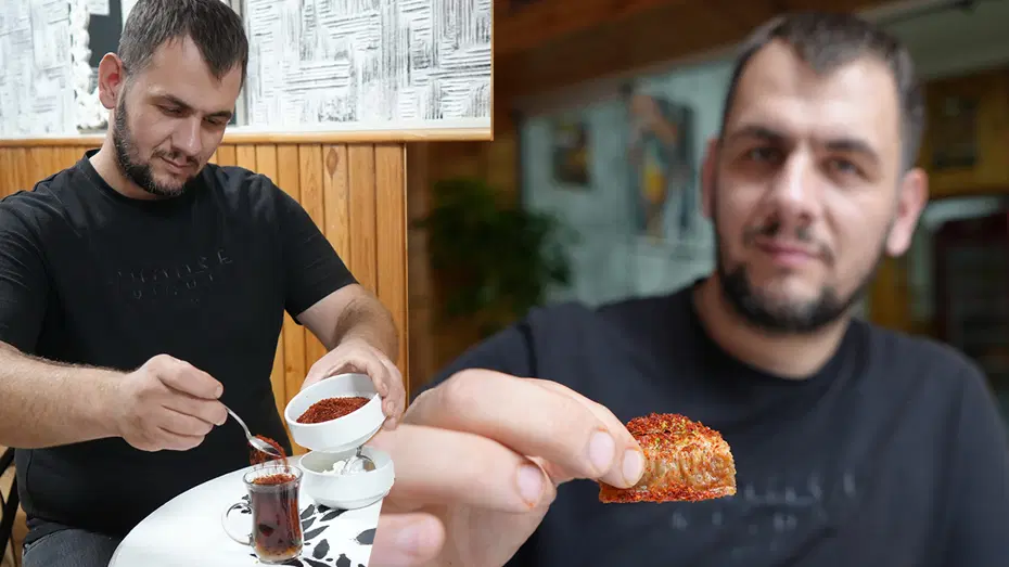 Bir kez tattı, 10 yıldır vazgeçemiyor. Tatlıya, çaya hatta suya bile pul biber atıyor