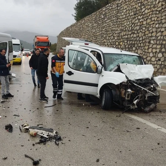 Bursa'da Can Pazarı! Yolcu Minibüsüyle Araç Kafa Kafaya Çarpıştı: Ölü Ve Yaralılar Var