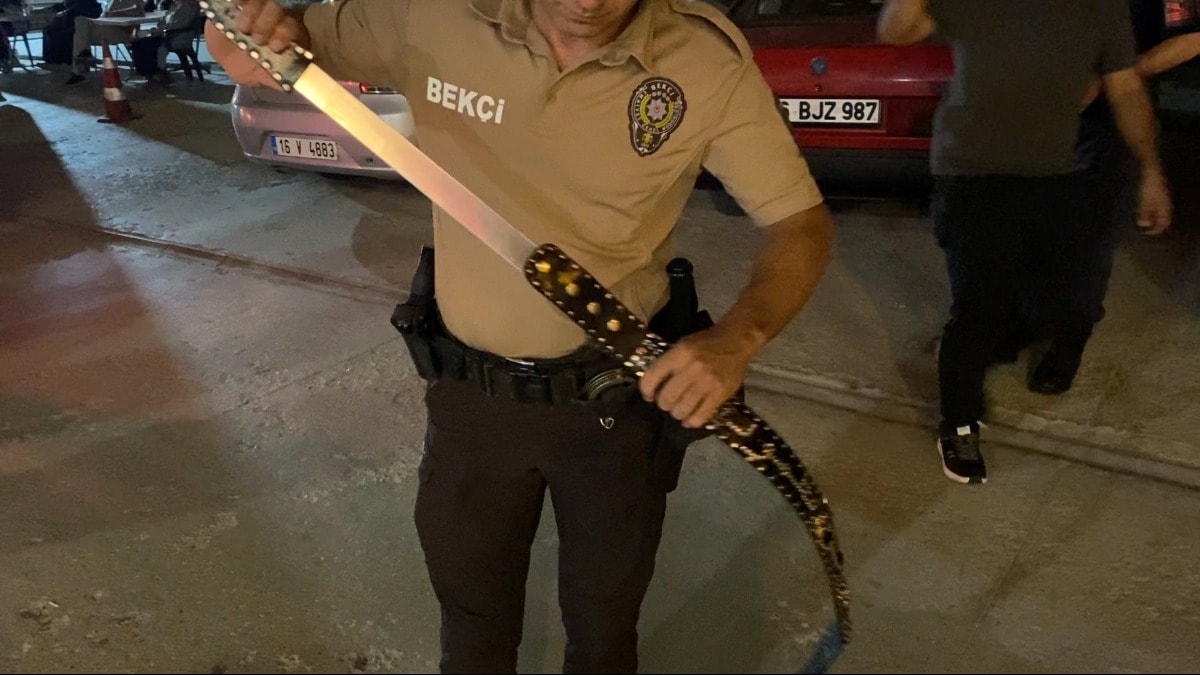 Bekçiler fark etti, kemer gibi duran kılıftan döner bıçağı çıktı
