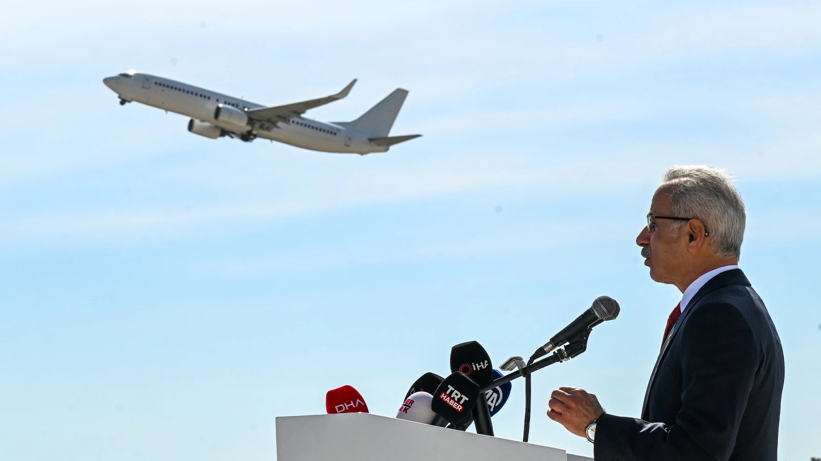 Bakan Uraloğlu, şubat ayı hava yolu yolcu sayısını açıkladı