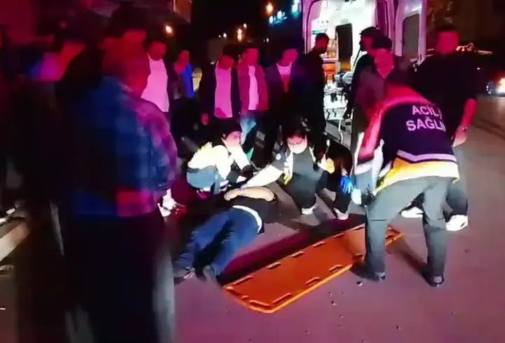 Otomobil Park Halindeki Kamyonete Çarptı: 2 Yaralı