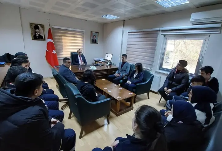 Madalyalı öğrencilerden kaymakama ziyaret