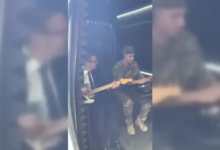 SAVAŞIN ORTASINDA MÜZİK! İngiliz Başbakan Burnham, Ukraynalı askerle gitar çaldı
