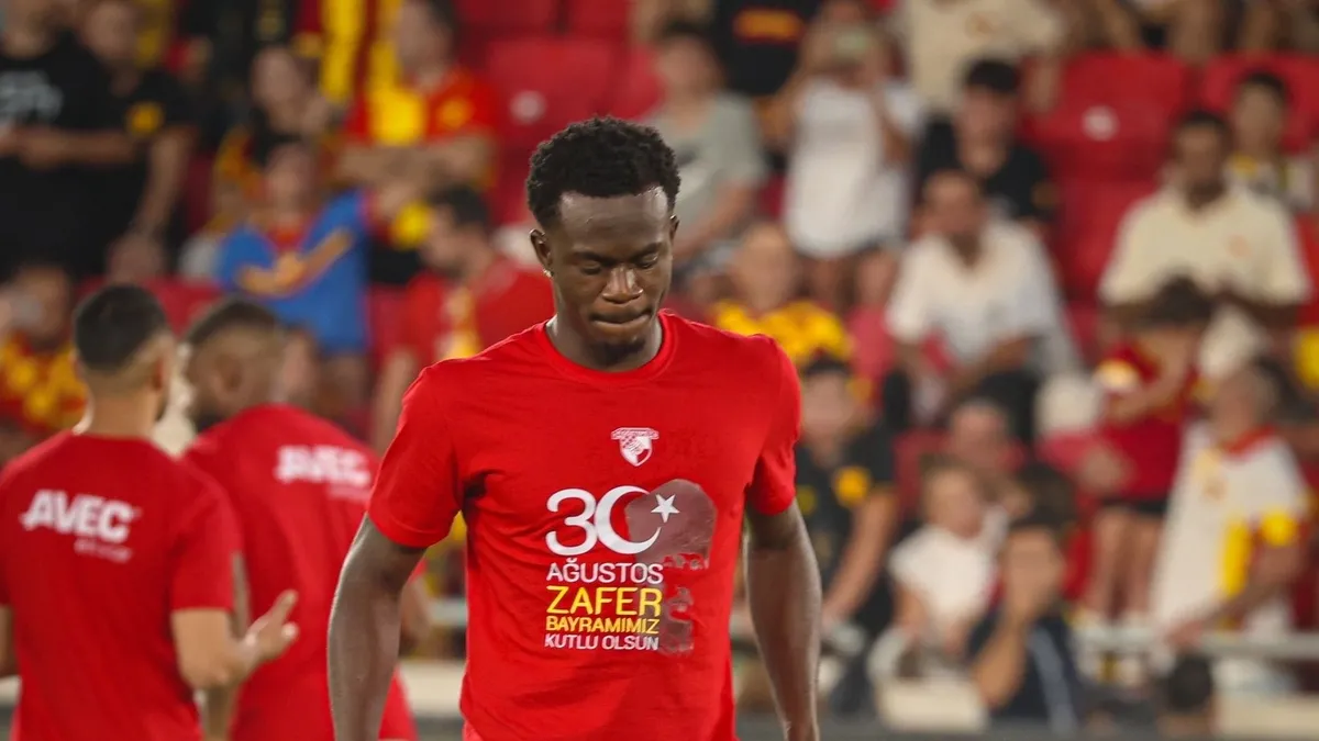 Göztepe ısınmaya ‘30 Ağustos Zafer Bayramı’ tişörtleriyle çıktı