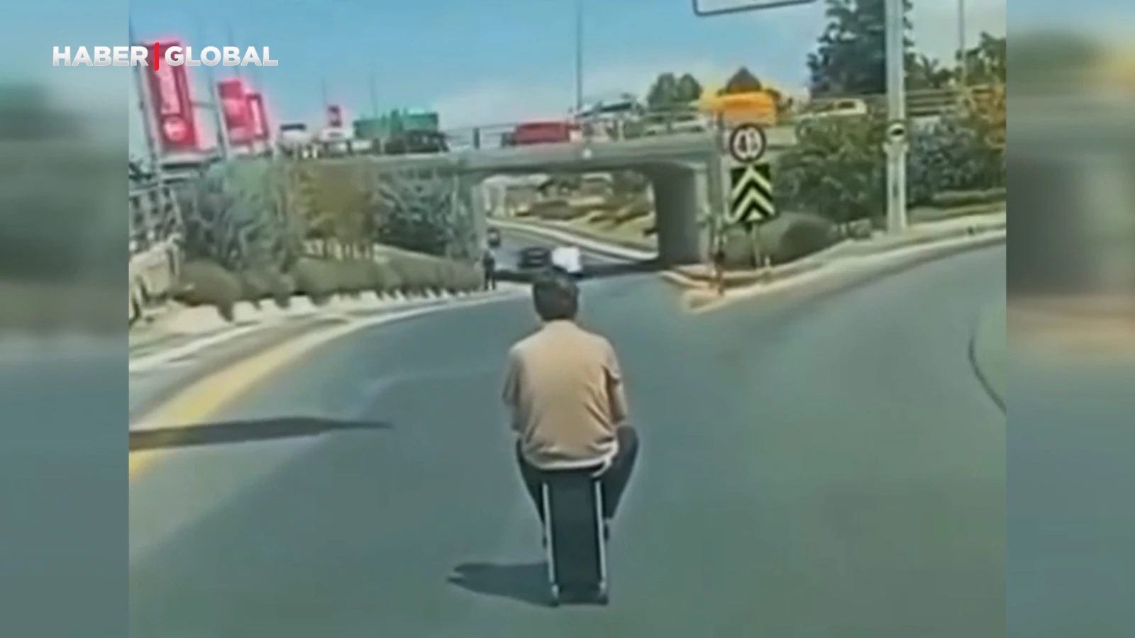 Ankara trafiğinde şaşırtıcı görüntüler: Elektrikli valizine oturarak ilerledi