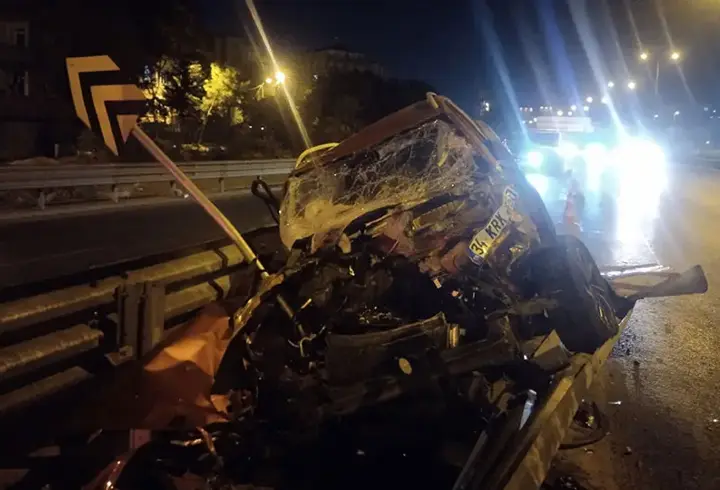 İstanbul'da makas faciası: Bariyerlere ok gibi saplandı!