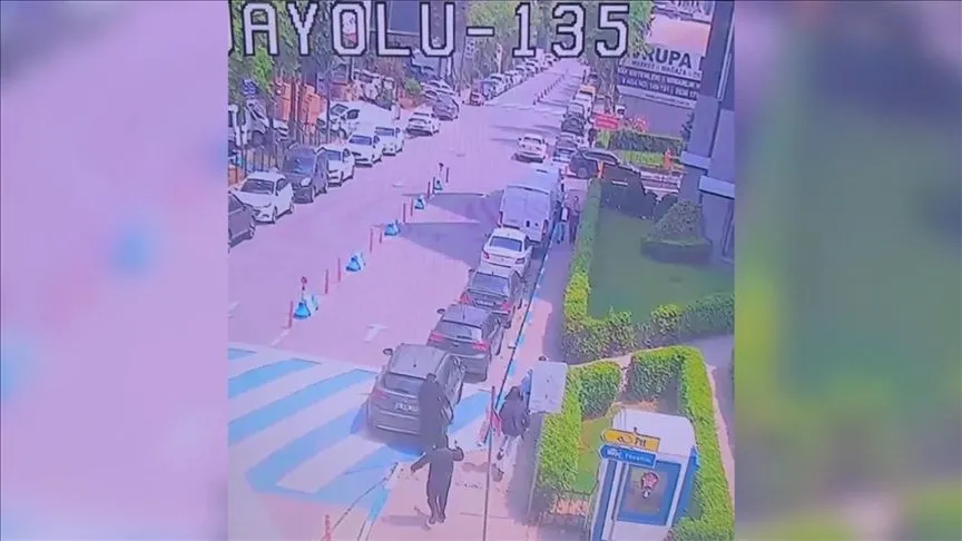 Bağcılar'da 4 milyon liralık silahlı gasp güvenlik kamerasında