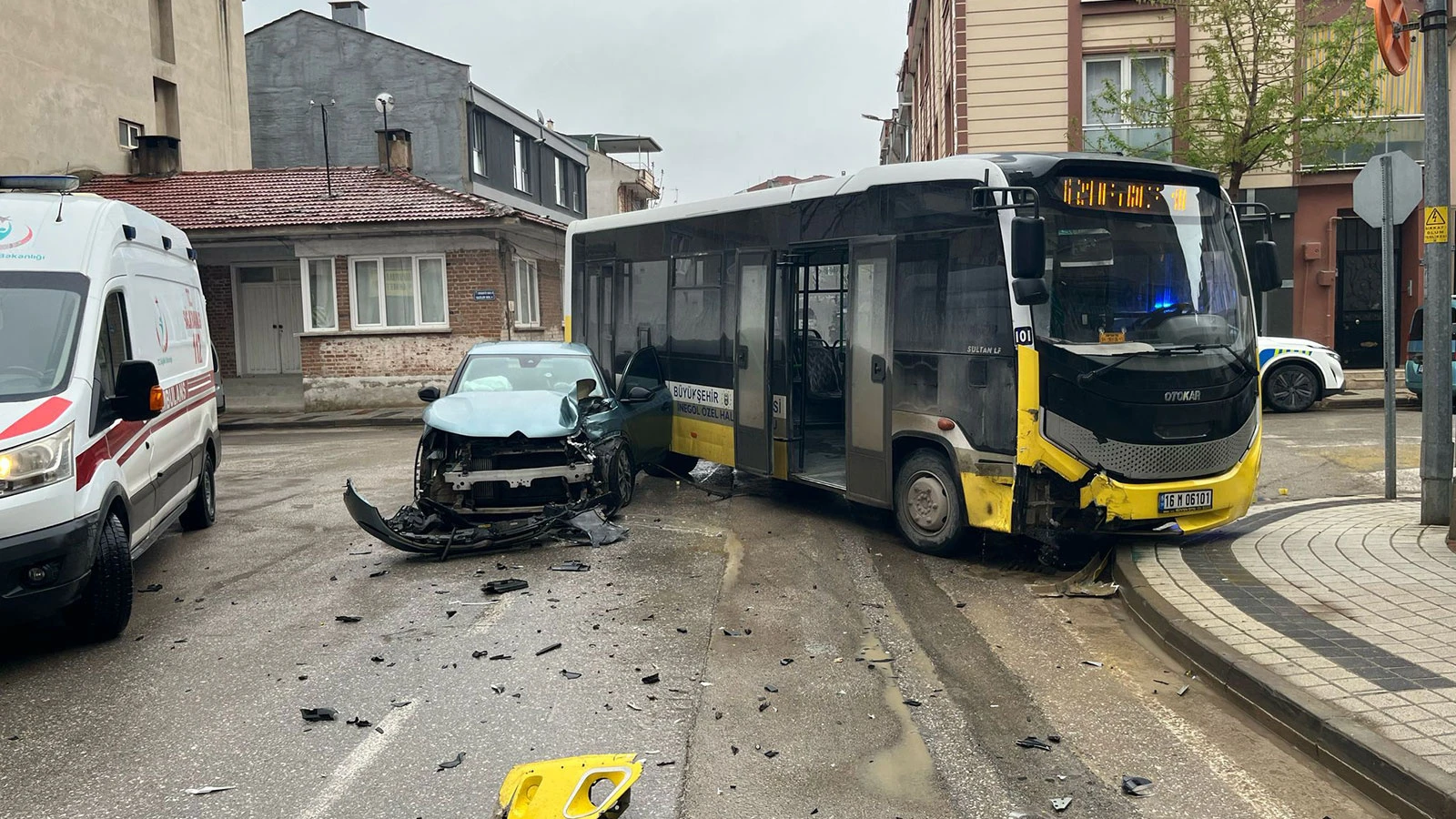 Bursa'da bir otomobil, halk otobüsüne çarptı: 3 yaralı