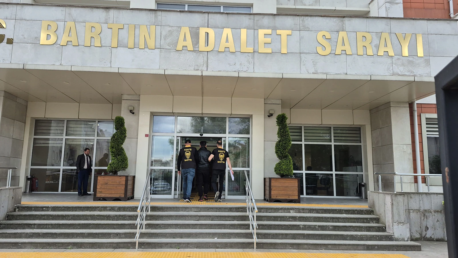 Bazanın altında yakalanan zanlı tutuklandı