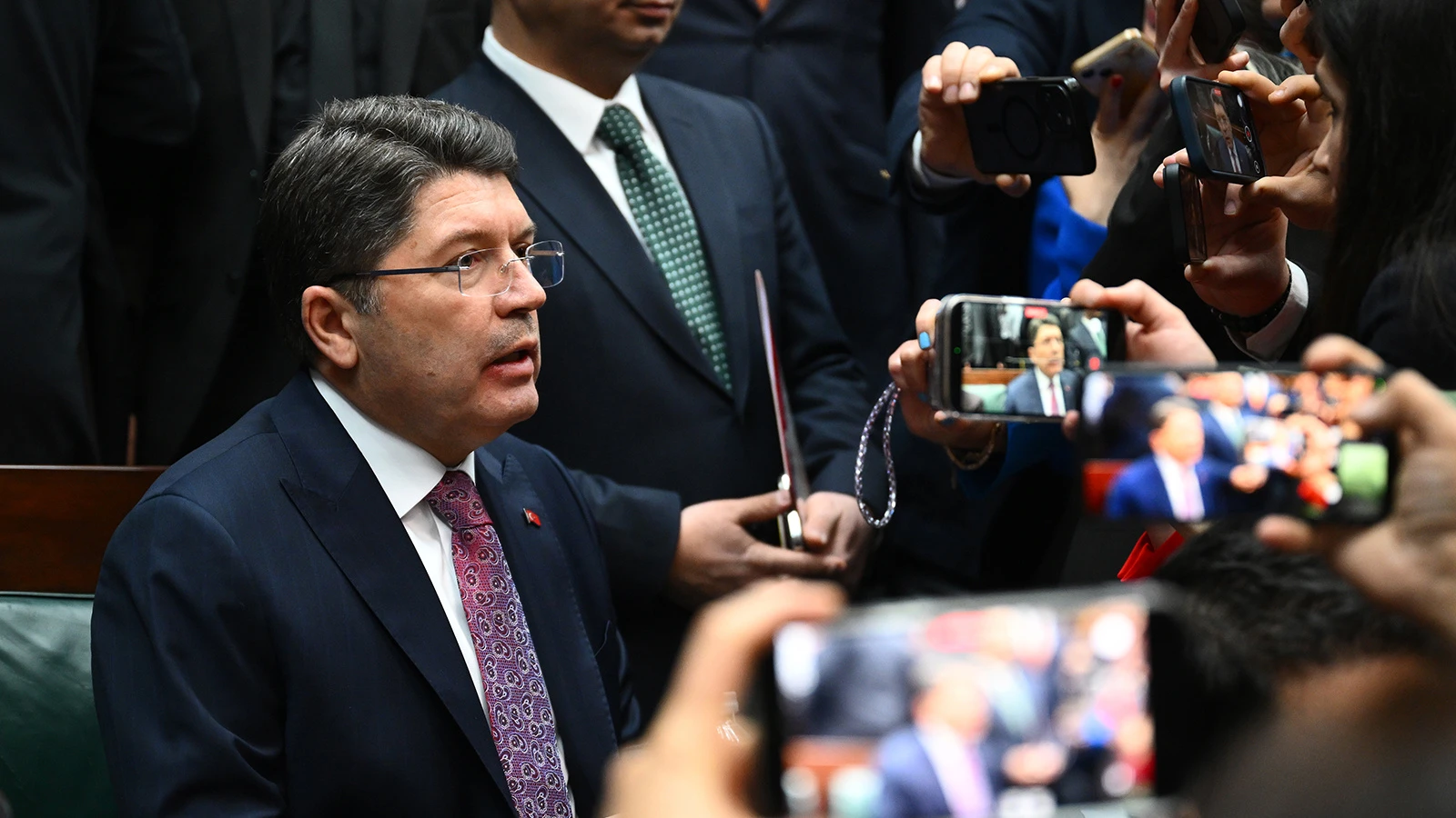 Bakan Tunç: Bayrak provokasyonunda 14 kişi gözaltına alındı