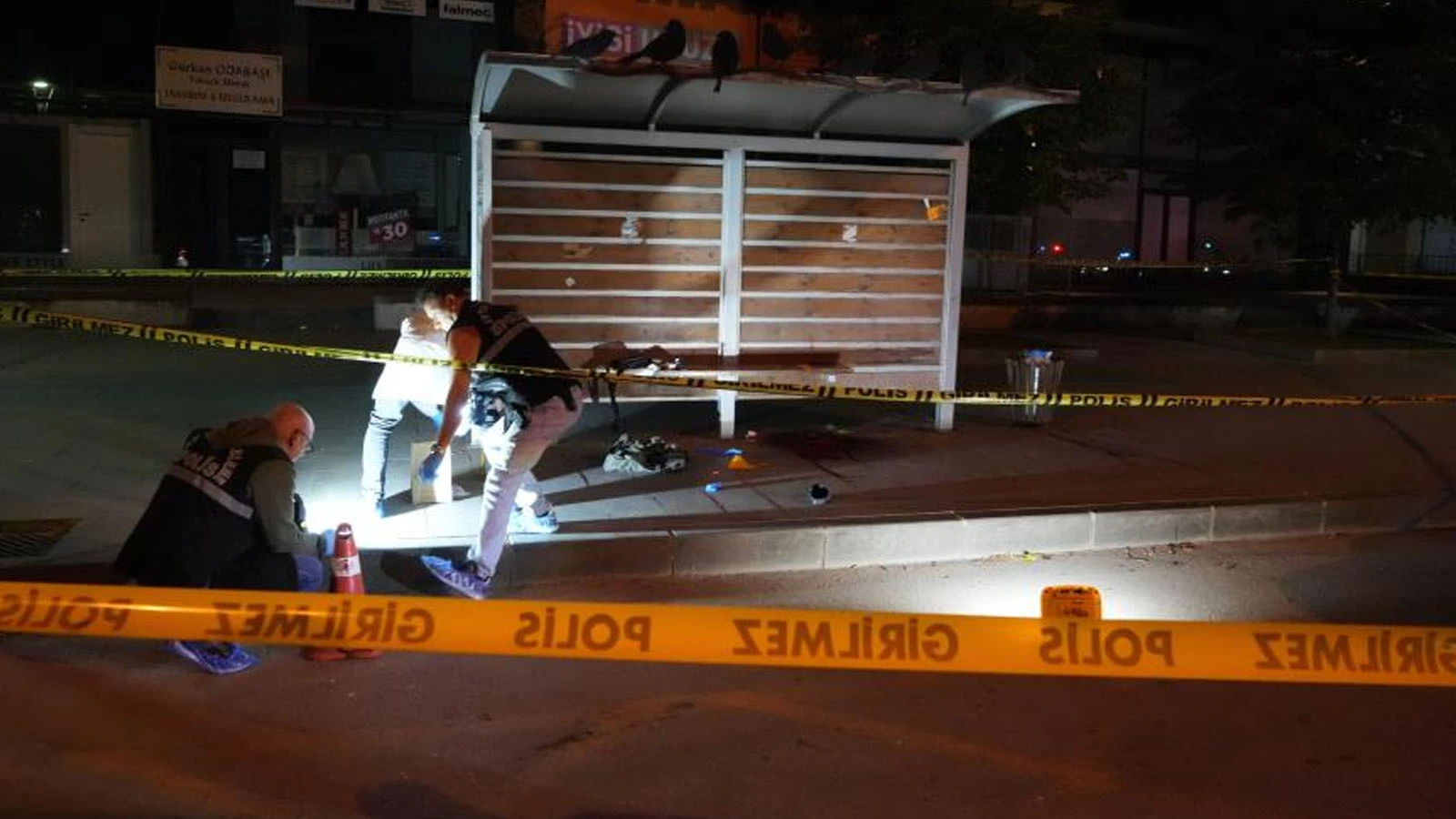 Emekli polis memuru, otobüs durağında kendini başından vurarak yaşamına son verdi