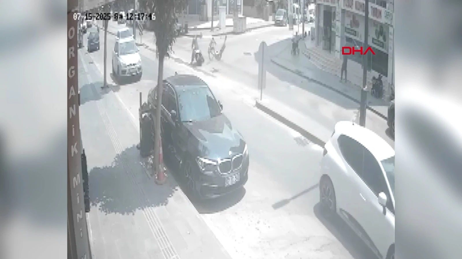 Motosikletle bisikletin çarpıştığı kaza kamerada