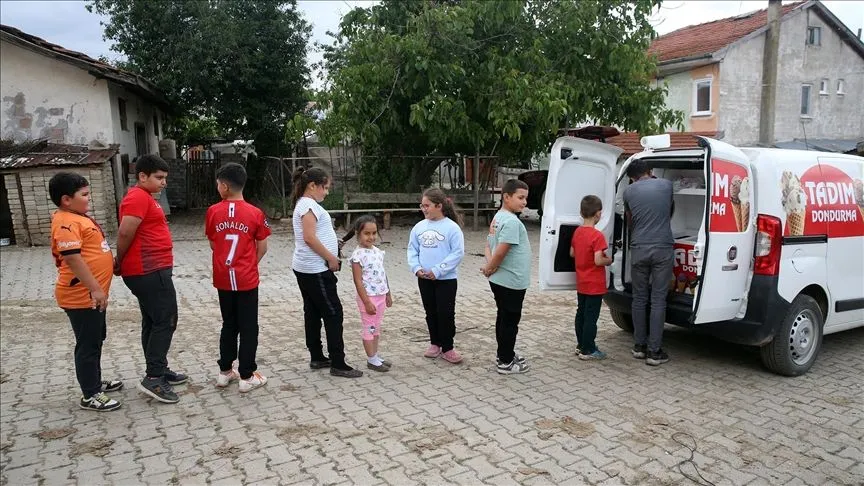 Köy köy gezen seyyar dondurmacı, dondurmayla birlikte mutluluk da dağıtıyor