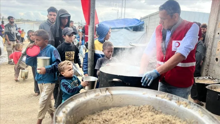 Türk Kızılay Gazze'de günlük 35 bin kişiye sıcak yemek dağıtıyor